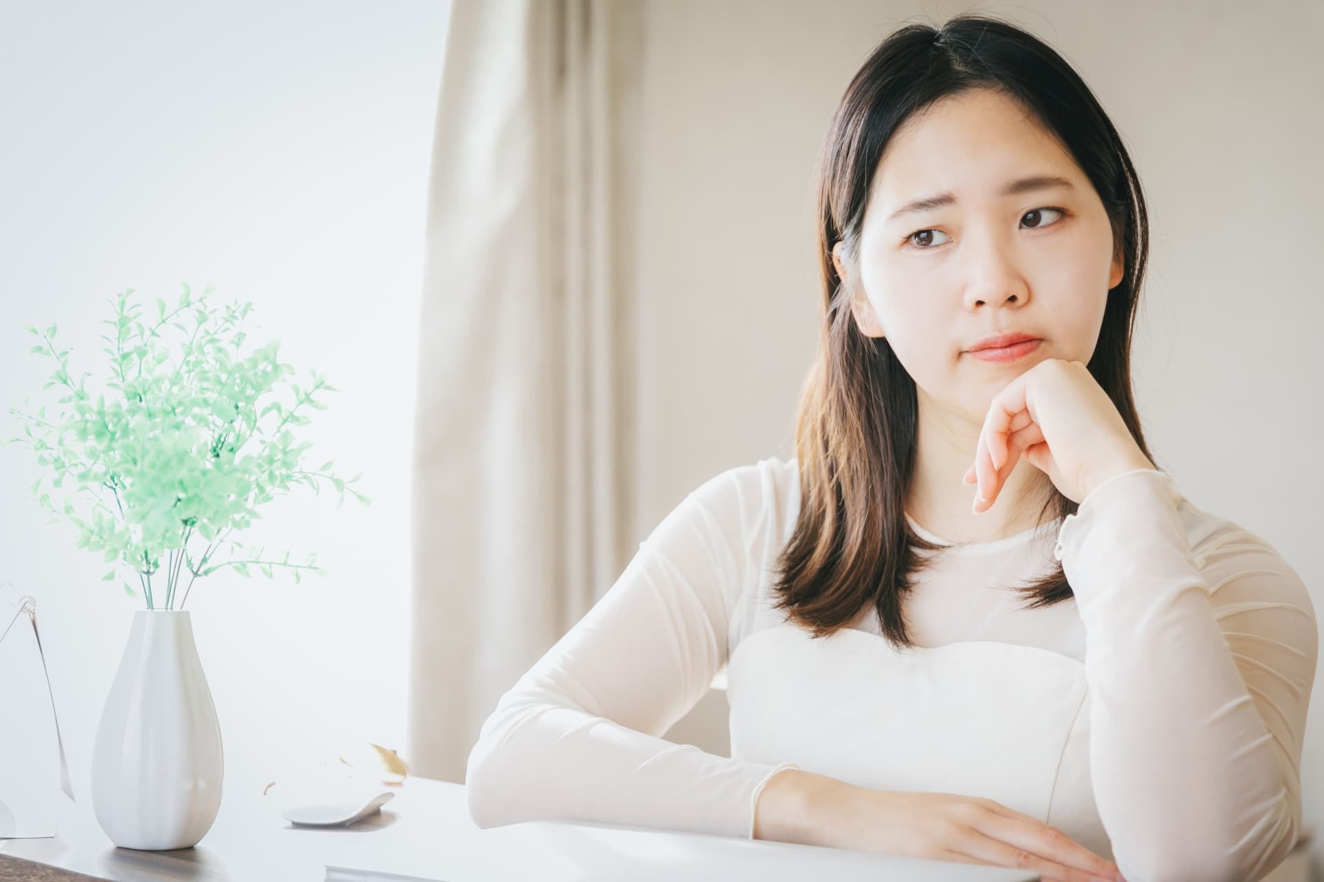 自宅で悩む女性