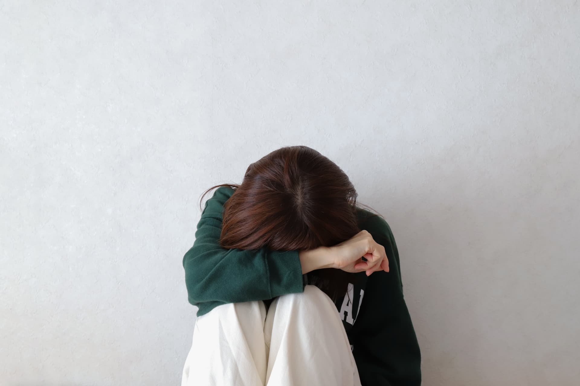 落ち込む女性