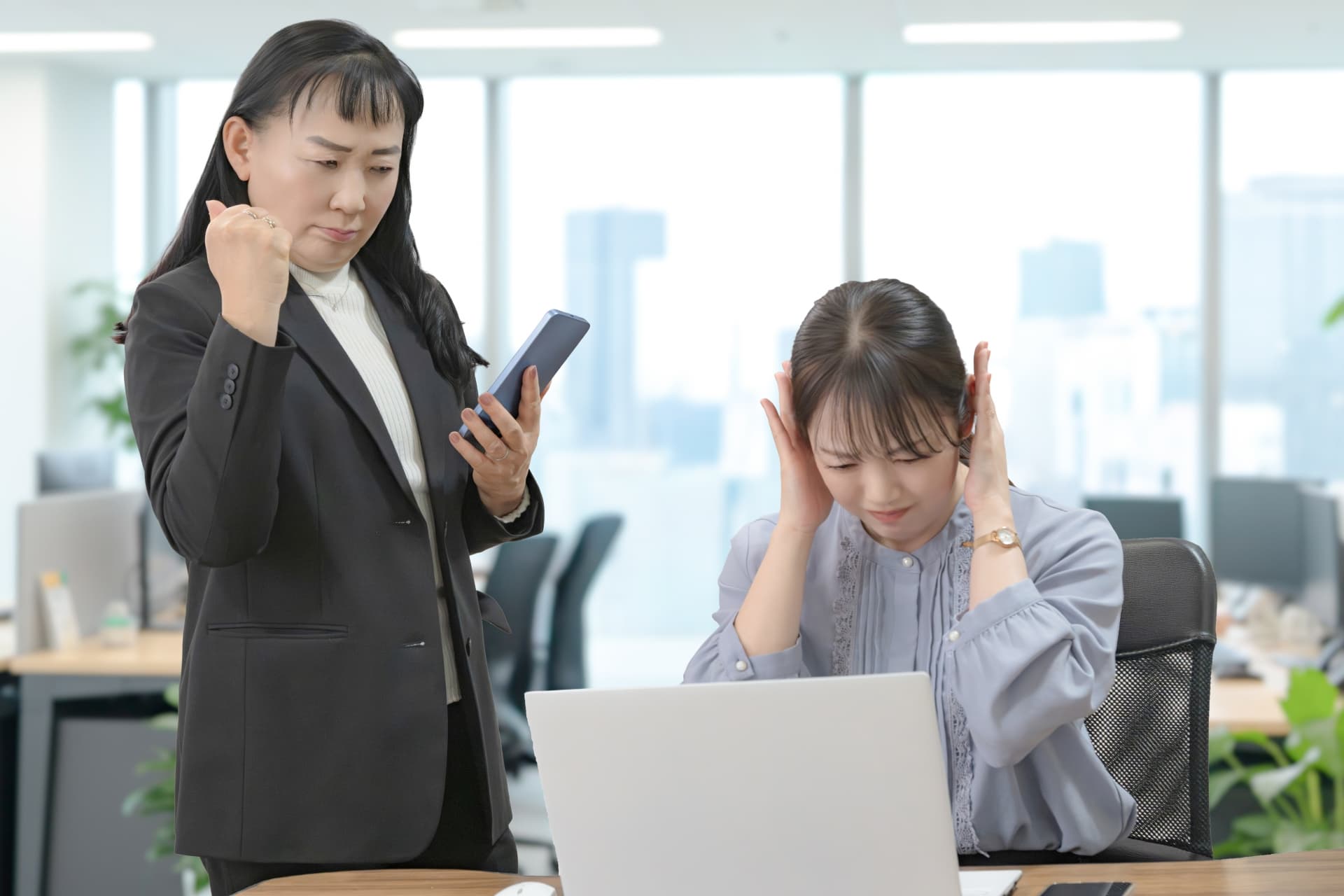 厳しい上司と耳を抑える部下